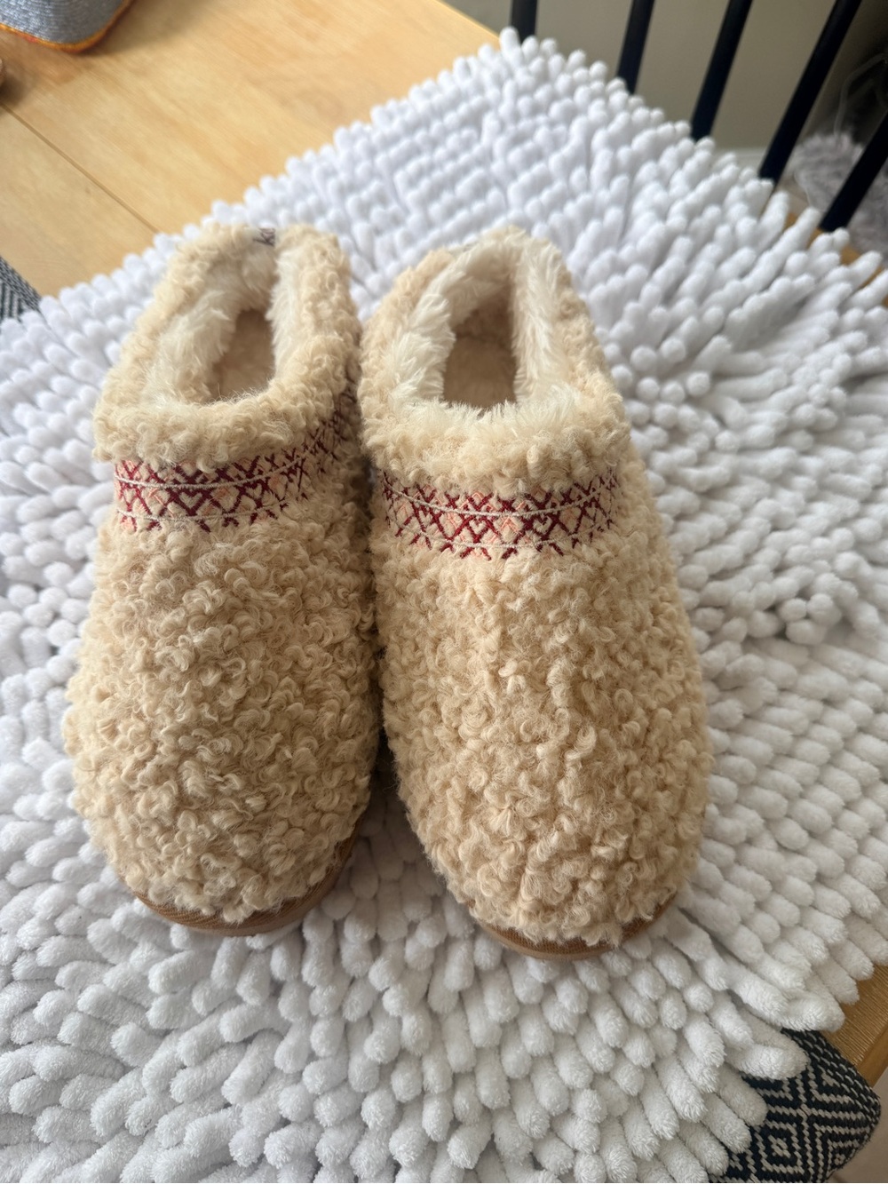 Koolaburra Cream Fuzzy Slip-On Slippers with Red Stitch Detail